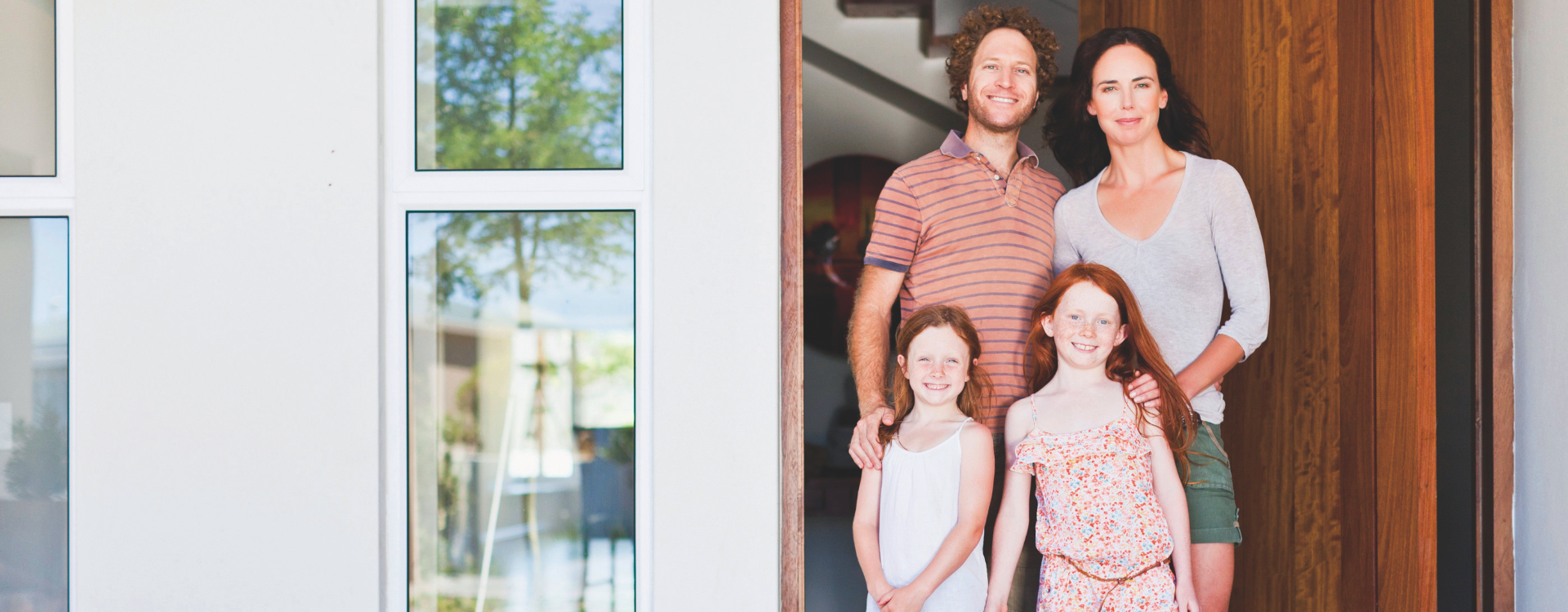Familie freut sich über Ihr wohngesundes Haus aus Ziegelsteinen